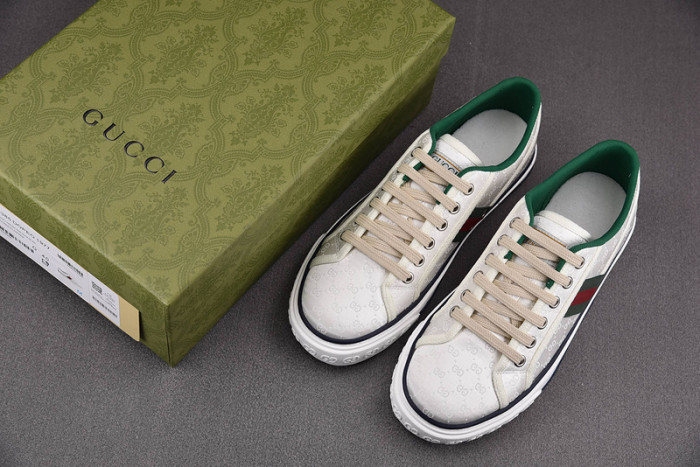 G*u*i* trainer sneaker95